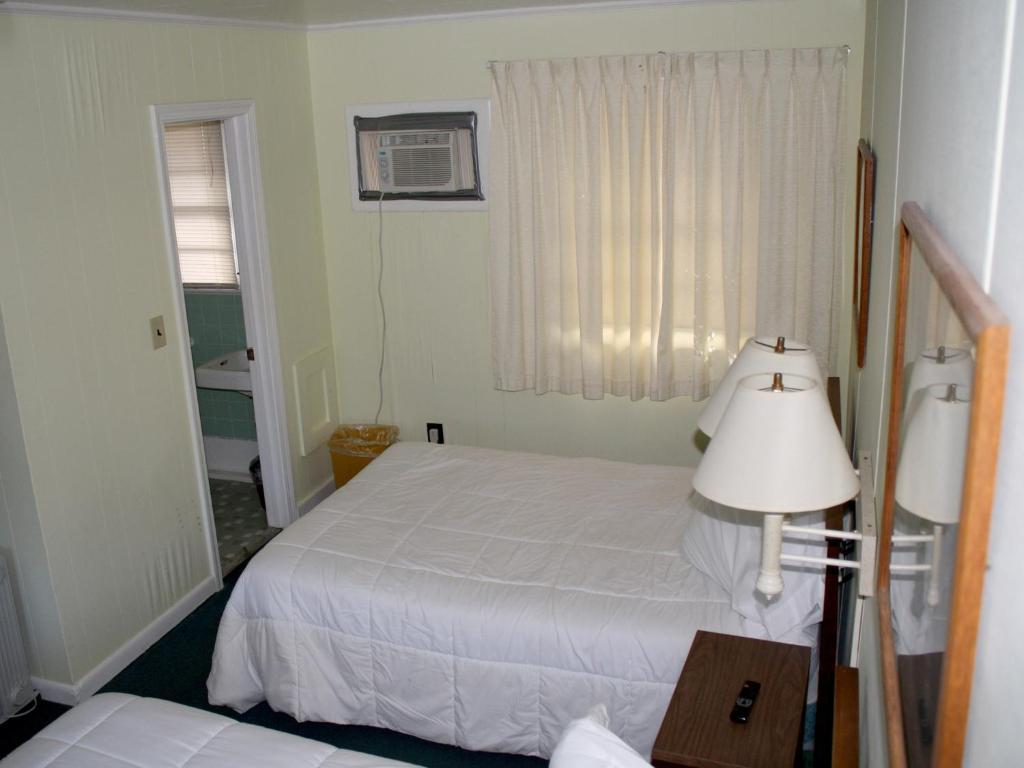 The Falcon Motel Buxton Room photo