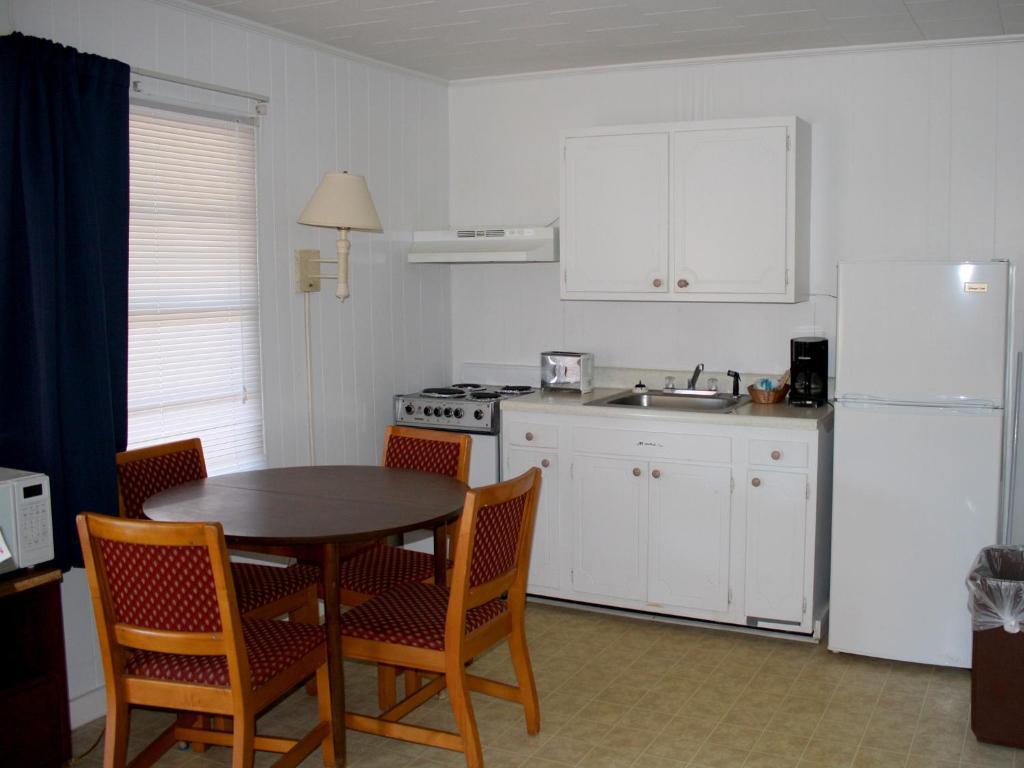 The Falcon Motel Buxton Room photo