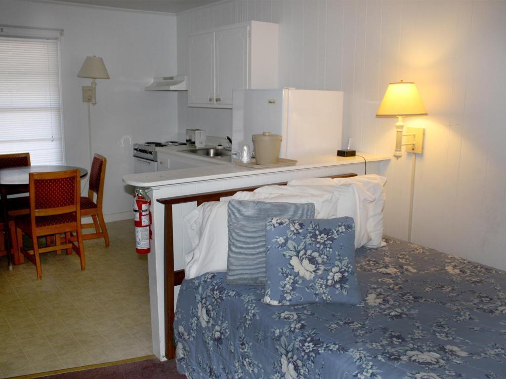 The Falcon Motel Buxton Room photo