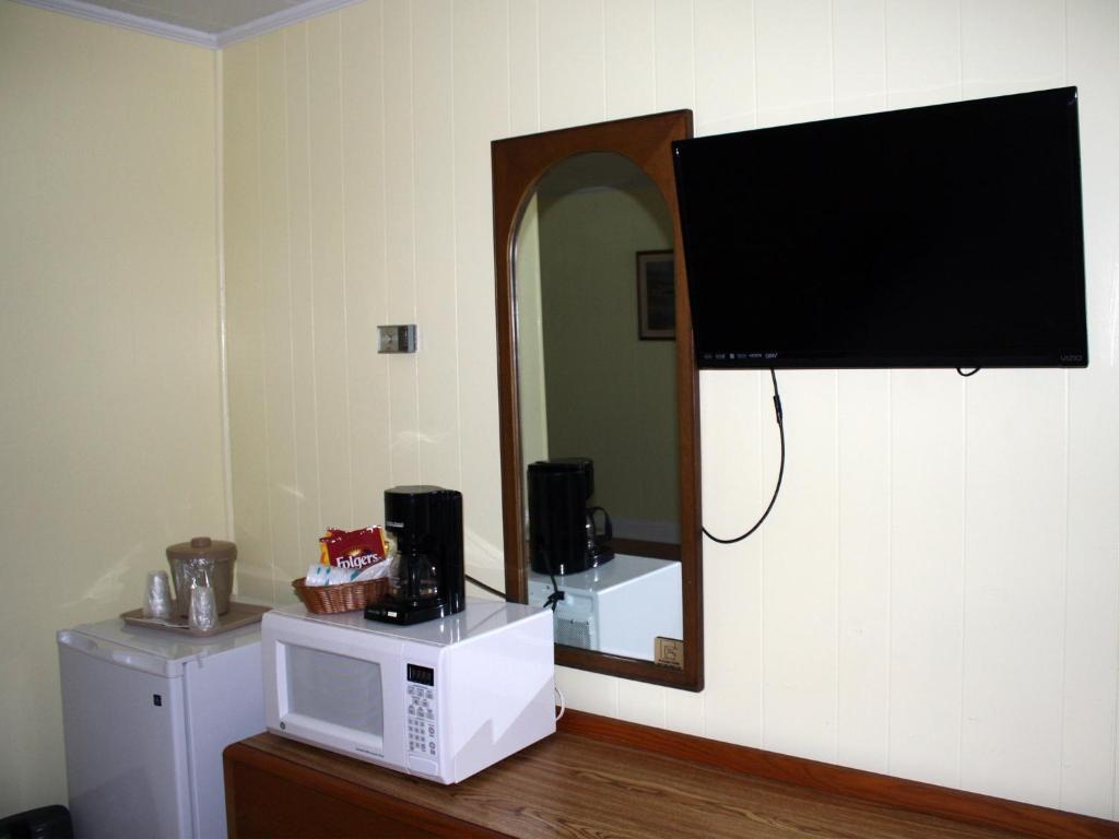 The Falcon Motel Buxton Room photo