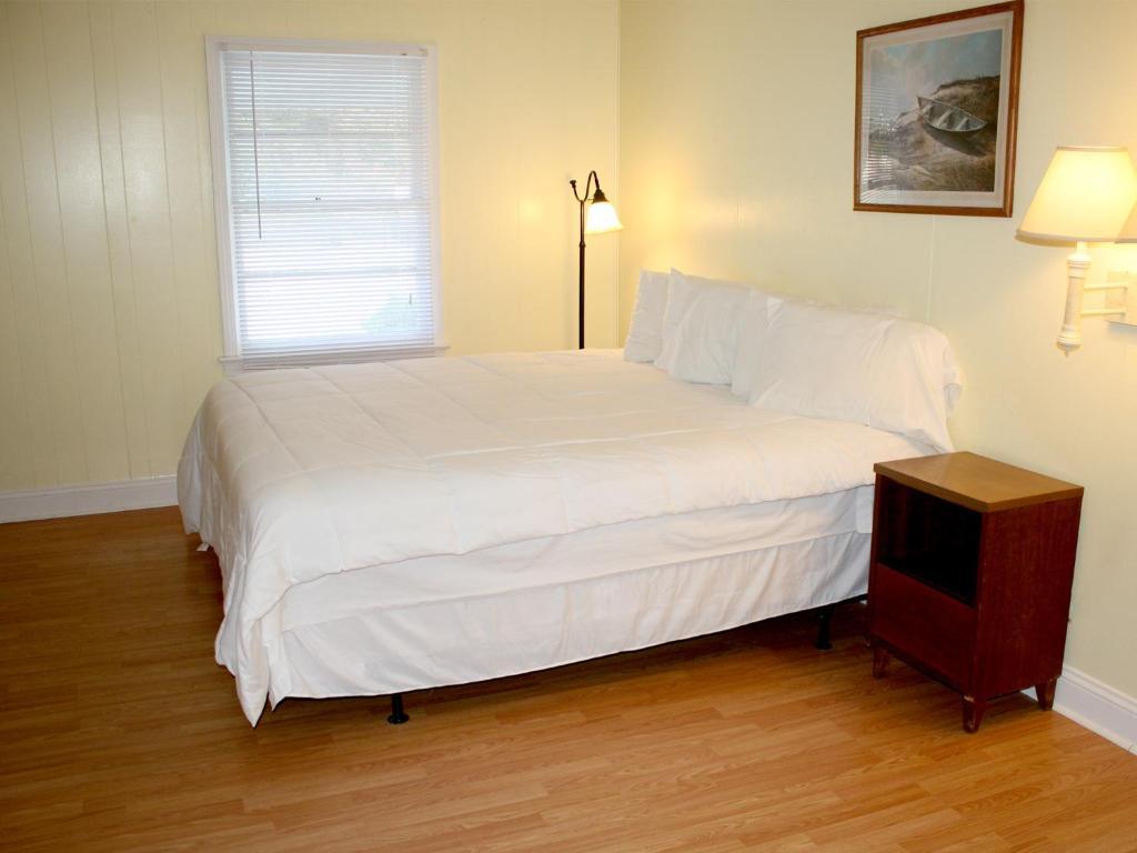 The Falcon Motel Buxton Room photo
